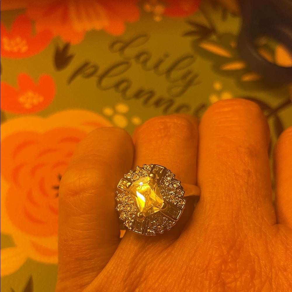 Elegant Women's Ring